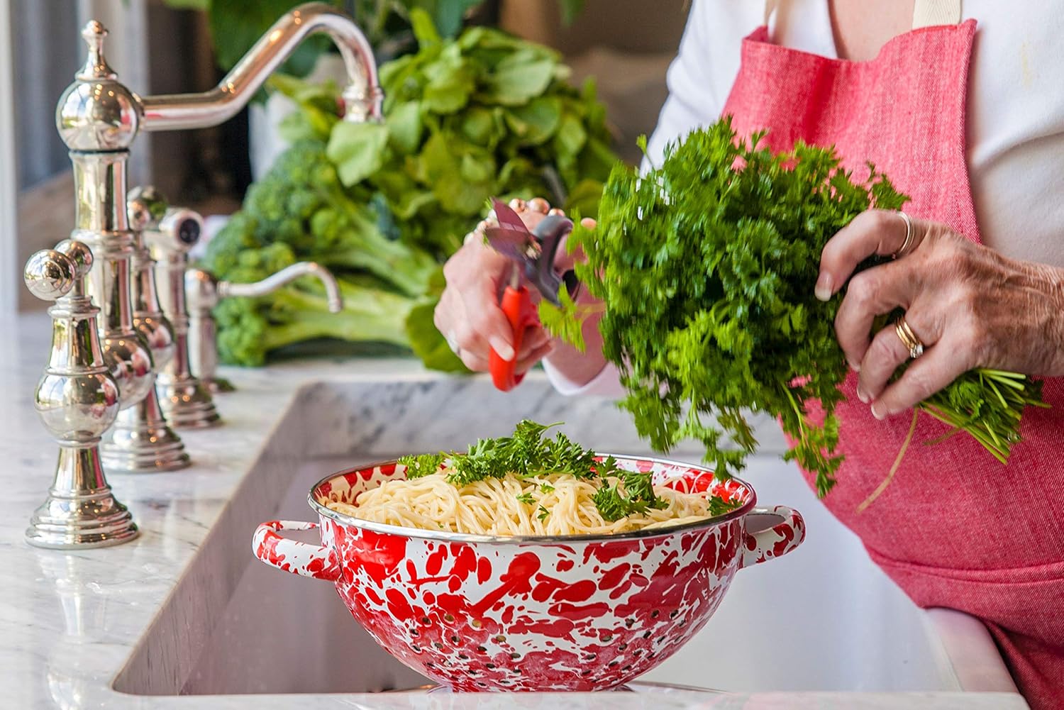 Golden Rabbit Enamelware Petite Colander, 1 quart, Red Swirl